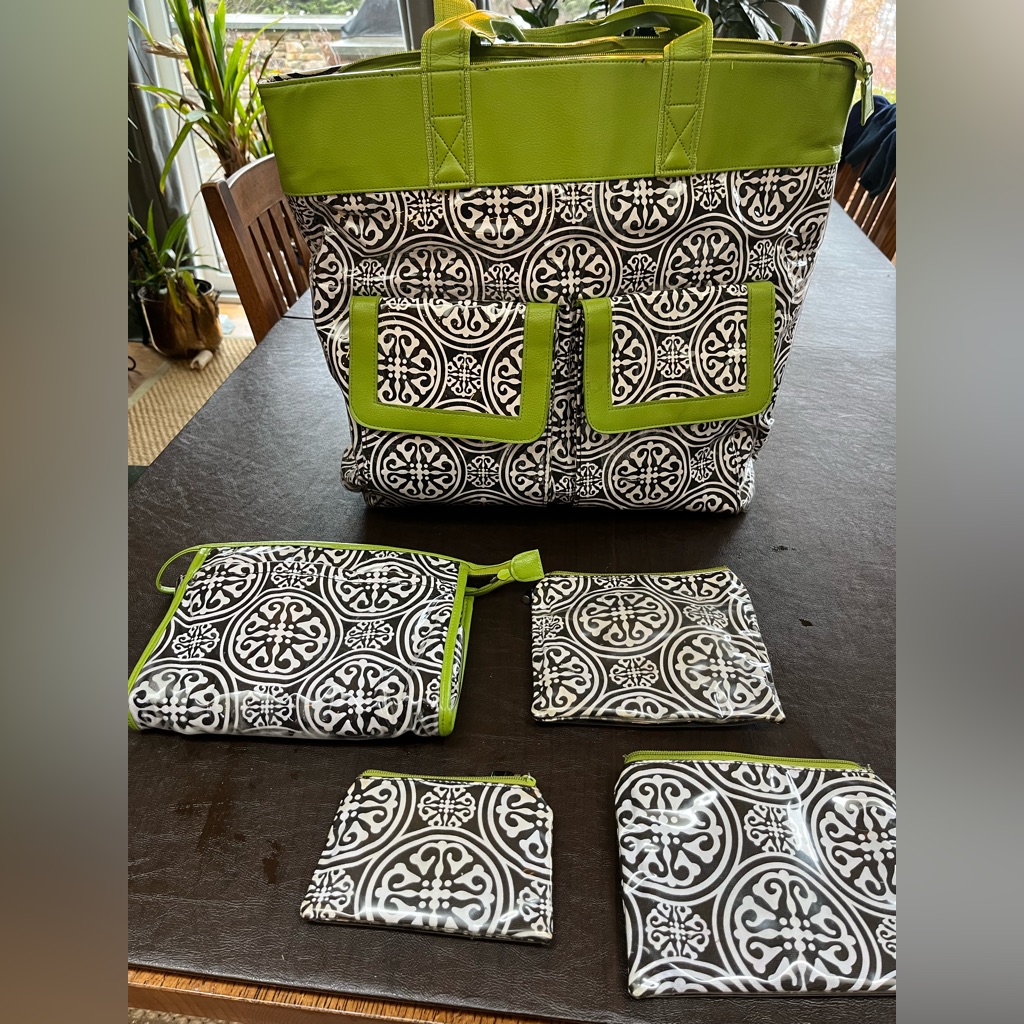 Toss Design Weekender Bag W/ 4 Cosmetic Bags. Wipeable Plastic. Bold Pattern